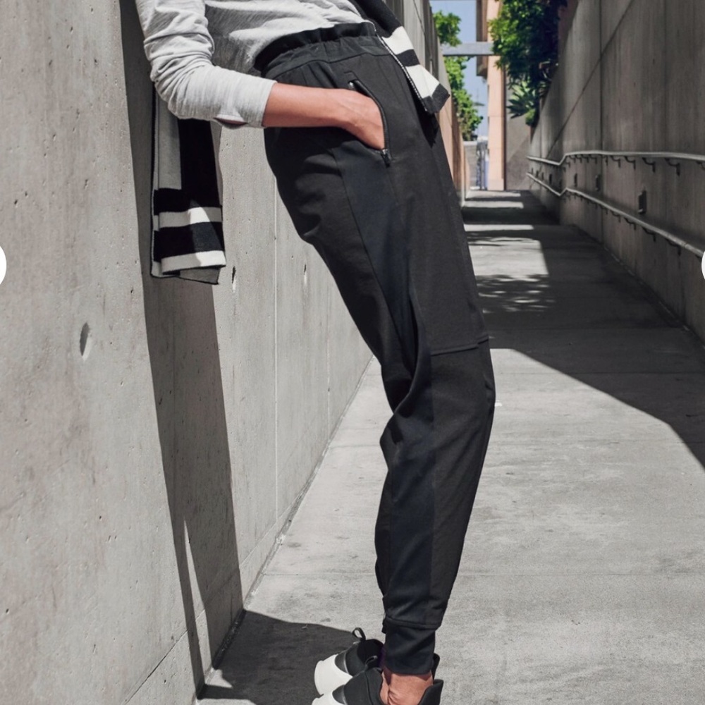 Athleta Headlands Hybrid Trek Mid Rise Jogger. NWOT